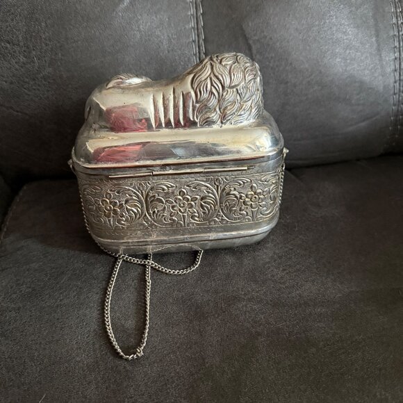 Antique Silver Lion-Shaped Handbag With Intricate Floral Design & Chain Strap - Picture 6 of 8